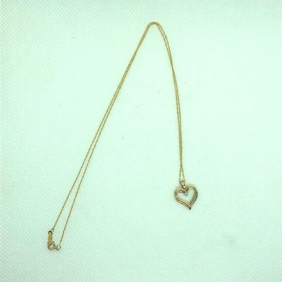 💛 10k Diamond Heart Necklace - Picture 2 of 4